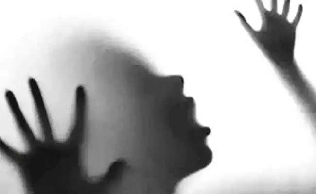 భార్య అక్రమ సంబంధం.. ఆగ్రహించిన భర్త ఆమెను నగ్నంగా వీధుల్లో.. భార్య అక్రమ సంబంధం.. ఆగ్రహించిన భర్త ఆమెను నగ్నంగా వీధుల్లో..