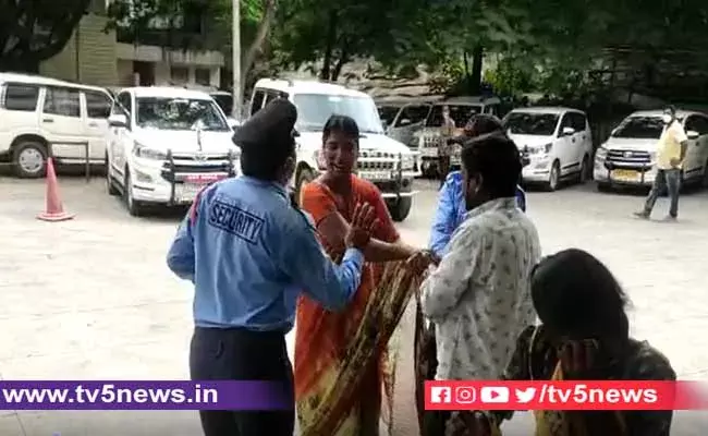 GHMC ప్రధాన కార్యాలయం వద్ద ఓ కుటుంబం ఆత్మహత్యాయత్నం