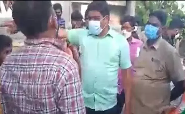 హుజూరాబాద్ ఉపఎన్నికల్లో వైరల్‌ అవుతున్న వాల్‌క్లాక్‌ల పంపిణీ..!