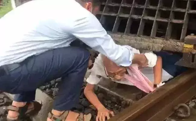 రైలు కిందపడ్డా బతికాడు.. అయిషు గట్టిది..! రైలు కిందపడ్డా బతికాడు.. అయిషు గట్టిది..!