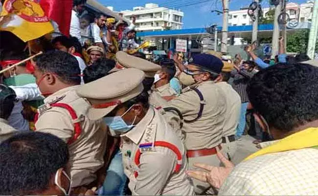 Andhra Praesh: విద్యార్థి సంఘం నేతల ముందస్తు అరెస్ట్లు Andhra Praesh: విద్యార్థి సంఘం నేతల ముందస్తు అరెస్ట్లు