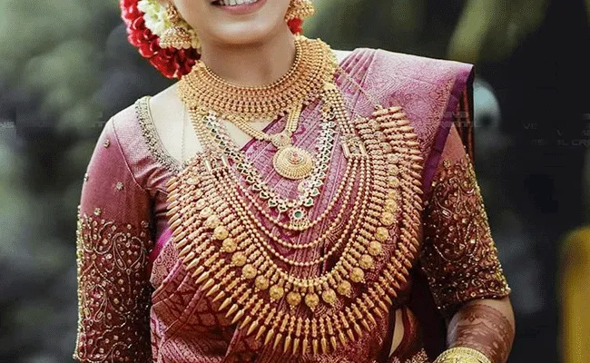 Gold Price: నేటి బంగారం ధరలు.. రికార్డు స్థాయి నుండి.. Gold Price: నేటి బంగారం ధరలు.. రికార్డు స్థాయి నుండి..