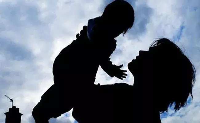 ఛీ ఛీ ఎంత దుర్మార్గం.. ఊయలలో నిద్రిస్తున్న పసిపాపనీ వదలని కామాంధులు..