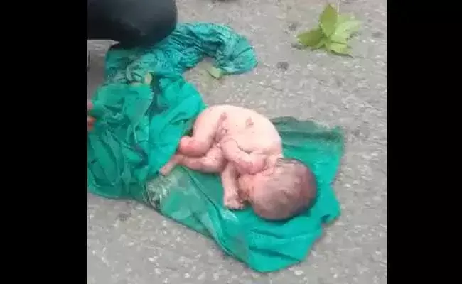 శ్రీకాకుళం జిల్లాలో అమానుష ఘటన.. అప్పుడే పుట్టిన పసికందును.. శ్రీకాకుళం జిల్లాలో అమానుష ఘటన.. అప్పుడే పుట్టిన పసికందును..