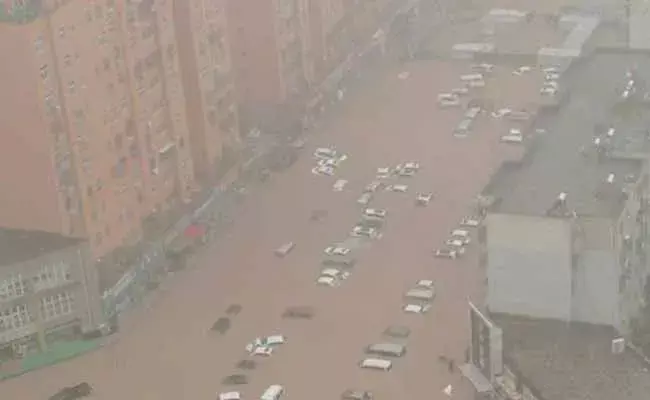 1000ఏళ్ల తర్వాత అక్కడ భారీ వర్షం.. వరదల్లో కొట్టుకుపోయిన కార్లు..! 1000ఏళ్ల తర్వాత అక్కడ భారీ వర్షం.. వరదల్లో కొట్టుకుపోయిన కార్లు..!