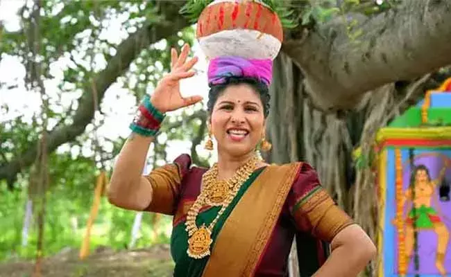బోనాల పాట పై మంగ్లీ వివరణ..! బోనాల పాట పై మంగ్లీ వివరణ..!