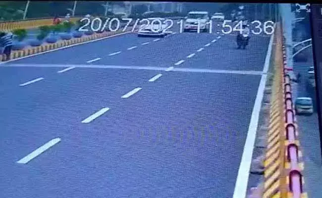 హైదరాబాద్‌ బాలానగర్‌ ఫ్లై ఓవర్‌ మీద రోడ్డు ప్రమాదం..!