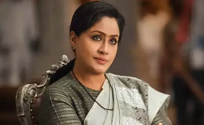 ఆ ఇద్దరు స్టార్ హీరోలకి జోడిగా నటించలేకపోయిన విజయశాంతి..!