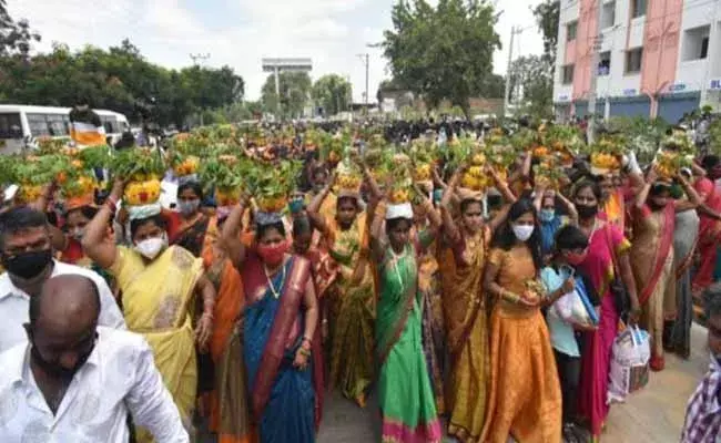 Hyderabad: భాగ్య నగరంలో ఘనంగా బోనాల పండుగ Hyderabad: భాగ్య నగరంలో ఘనంగా బోనాల పండుగ