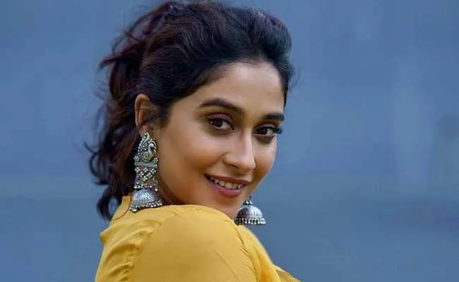 బాలీవుడ్లో మరో ఛాన్స్.. రెజీనాకి క్రేజీ ఆఫర్ ఇచ్చిన టాలీవుడ్ ప్లాప్ డైరెక్టర్..! బాలీవుడ్లో మరో ఛాన్స్.. రెజీనాకి క్రేజీ ఆఫర్ ఇచ్చిన టాలీవుడ్ ప్లాప్ డైరెక్టర్..!