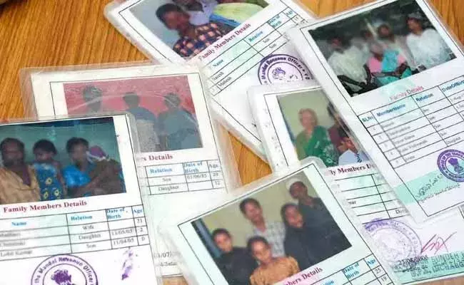 తెలంగాణలో నేటి నుంచి కొత్త రేషన్కార్డుల పంపిణీ..! తెలంగాణలో నేటి నుంచి కొత్త రేషన్కార్డుల పంపిణీ..!