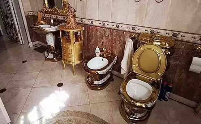 బాత్రూమ్ కూడా బంగారమే.. బాబు బా..గా సంపాదించాడు..!!