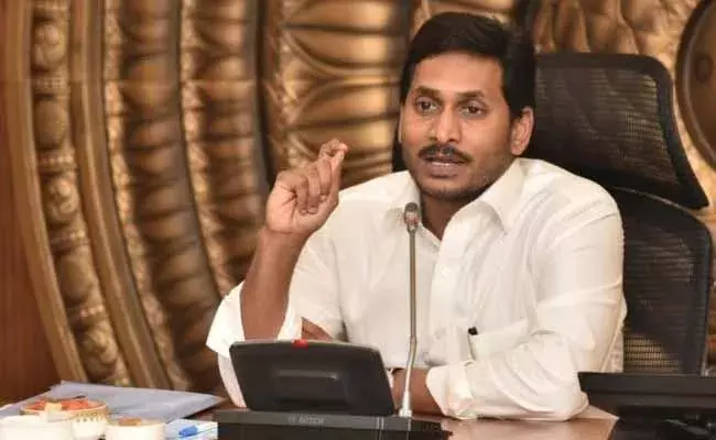 ప్రభుత్వ పథకాల్ని చూసి ఓర్వలేక ప్రతిపక్షం బూతులు తిడుతోంది : సీఎం జగన్ ప్రభుత్వ పథకాల్ని చూసి ఓర్వలేక ప్రతిపక్షం బూతులు తిడుతోంది : సీఎం జగన్