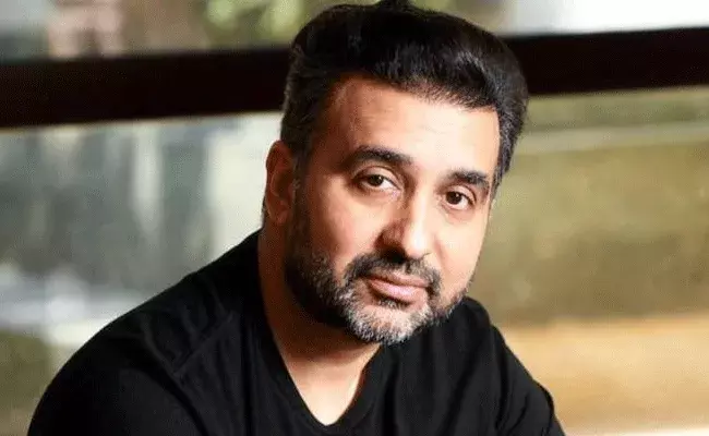 Raj Kundra: అశ్లీల రాకెట్ కేసులో నిందితుడు రాజ్ కుంద్ర.. 14 రోజుల జ్యుడీషియల్ కస్టడీకి Raj Kundra: అశ్లీల రాకెట్ కేసులో నిందితుడు రాజ్ కుంద్ర.. 14 రోజుల జ్యుడీషియల్ కస్టడీకి