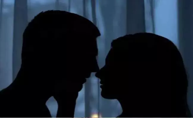 తొలిరాత్రి పెళ్లి కొడుకు వింత ప్రవర్తన.. ఆ తర్వాతే అసలు విషయం బట్టబయలు తొలిరాత్రి పెళ్లి కొడుకు వింత ప్రవర్తన.. ఆ తర్వాతే అసలు విషయం బట్టబయలు
