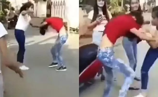 Viral Video: నడిరోడ్డుపై పిచ్చ కొట్టుడు కొట్టుకున్న అమ్మాయిలు..! Viral Video: నడిరోడ్డుపై పిచ్చ కొట్టుడు కొట్టుకున్న అమ్మాయిలు..!