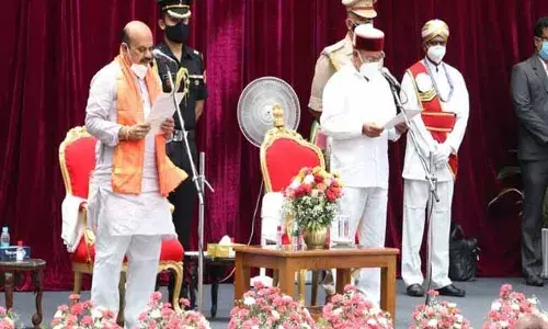 కర్నాటక 20వ సీఎంగా బసవరాజ్ బొమ్మై ప్రమాణస్వీకారం కర్నాటక 20వ సీఎంగా బసవరాజ్ బొమ్మై ప్రమాణస్వీకారం