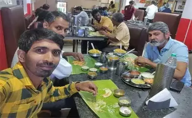 సింప్లిసిటీకి హ్యాట్సాఫ్‌.. రోడ్‌ సైడ్‌ ఫుడ్‌ తిన్న జగ్గూభాయ్‌..