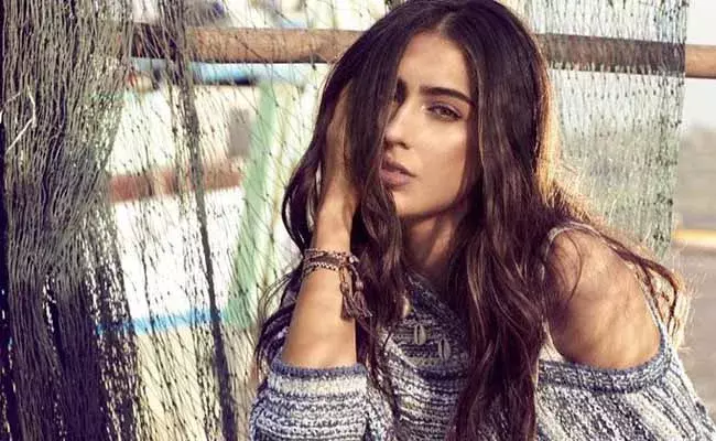 పొట్టి దుస్తుల్లో స్టార్ హీరో కూతురు.. ఫోటోస్ వైరల్