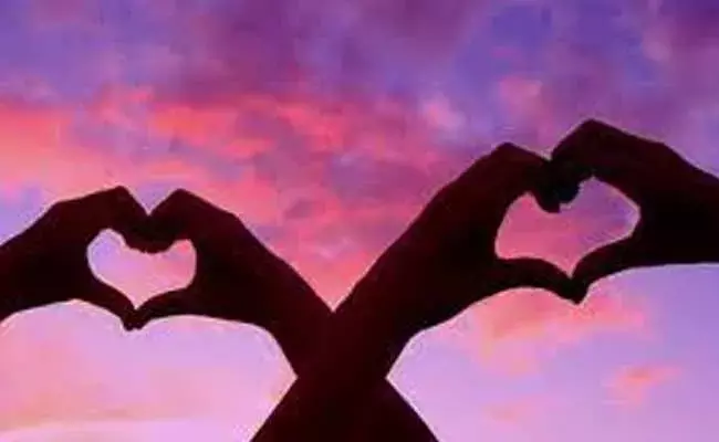 న్యాయం జరిగే వరకు.. ప్రియుడి ఇంటి ముందు ప్రియురాలు ధర్నా.. !