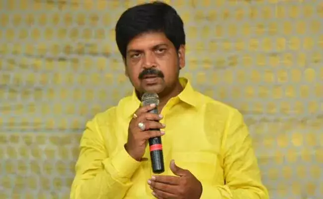 మాజీ మంత్రి కొల్లు రవీంద్ర నివాసం దగ్గర ఉద్రిక్తత..!