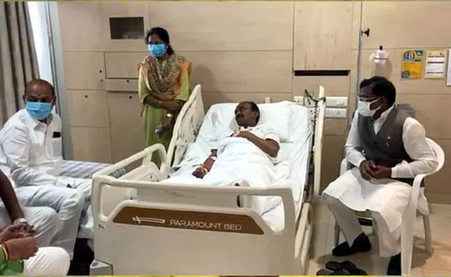 ఈటల రాజేందర్ను పరామర్శించిన బండిసంజయ్ ఈటల రాజేందర్ను పరామర్శించిన బండిసంజయ్