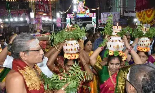 వైభవంగా లాల్దర్వాజా సింహవాహిని మహంకాళి అమ్మవారి బోనాలు..! వైభవంగా లాల్దర్వాజా సింహవాహిని మహంకాళి అమ్మవారి బోనాలు..!