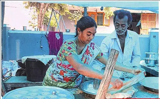 ఒక్క రూపాయికే ఇడ్లీ, బజ్జీ.. ఈ రోజుల్లో కూడా ఇలా..