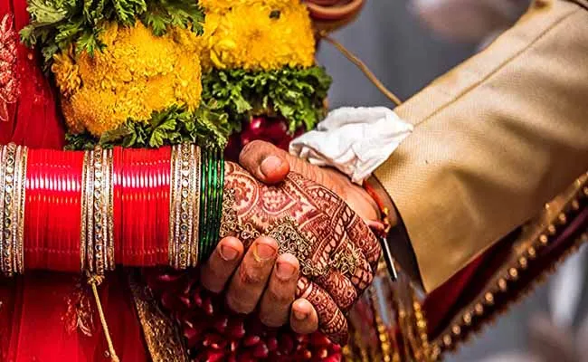 విధి ఆడిన నాటకం.. సాయంత్రం కుమార్తె పెళ్లి.. ఉదయం తండ్రి మృతి విధి ఆడిన నాటకం.. సాయంత్రం కుమార్తె పెళ్లి.. ఉదయం తండ్రి మృతి