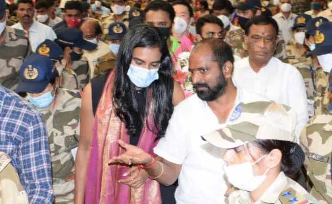 శంషాబాద్ ఎయిర్పోర్టులో పీవీ సంధుకు ఘనస్వాగతం..! శంషాబాద్ ఎయిర్పోర్టులో పీవీ సంధుకు ఘనస్వాగతం..!