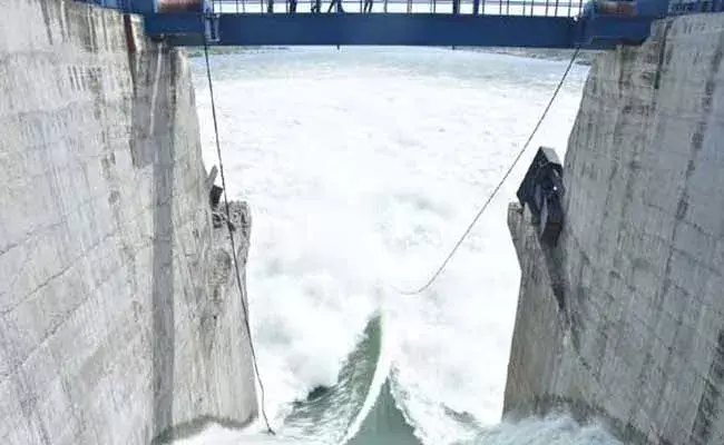 పులిచింతల ప్రాజెక్టు 16వ క్రస్ట్ గేటు డ్యామేజీ..!