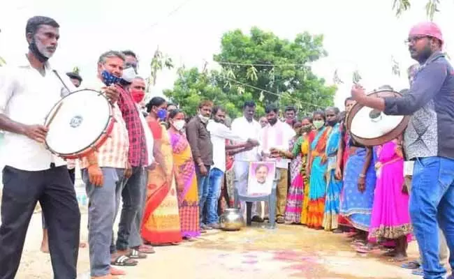 వాసాలమర్రిలో పండుగ వాతావరణం.. కేసీఆర్ చిత్రపటానికి పాలాభిషేకం..! వాసాలమర్రిలో పండుగ వాతావరణం.. కేసీఆర్ చిత్రపటానికి పాలాభిషేకం..!