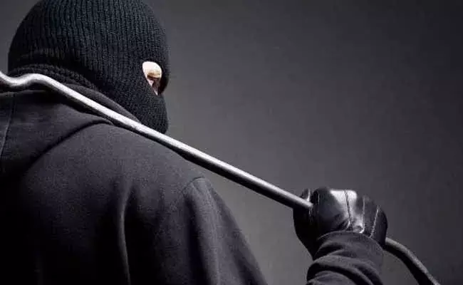 భారీ చోరీ.. సెల్ ఫోన్ల కంటైనర్ హైజాక్..! భారీ చోరీ.. సెల్ ఫోన్ల కంటైనర్ హైజాక్..!