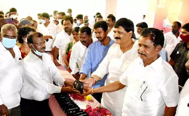 తెలంగాణాలలో మొదటిసారిగా ఉచితంగా ఆనందయ్య మందు పంపిణి ..! తెలంగాణాలలో మొదటిసారిగా ఉచితంగా ఆనందయ్య మందు పంపిణి ..!