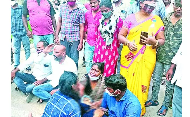 Hyderabad: బీరువా మీద పడి బిడ్డ ప్రాణాలు.. Hyderabad: బీరువా మీద పడి బిడ్డ ప్రాణాలు..