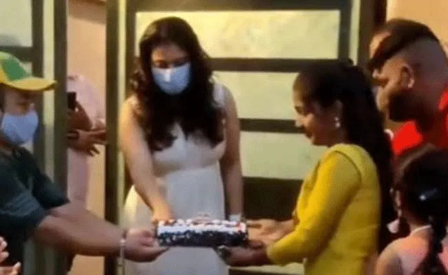 Kajol: అభిమానులంటే అంత చులకనా.. కాజోల్ కేక్ కటింగ్పై నెటిజన్స్ ఫైర్ Kajol: అభిమానులంటే అంత చులకనా.. కాజోల్ కేక్ కటింగ్పై నెటిజన్స్ ఫైర్
