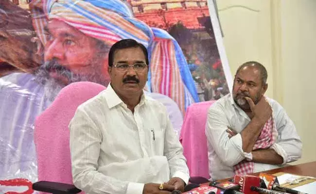 మంత్రి నిరంజన్ రెడ్డిని కలిసిన ఆర్ నారాయణమూర్తి..! మంత్రి నిరంజన్ రెడ్డిని కలిసిన ఆర్ నారాయణమూర్తి..!