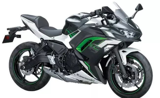 Kawasaki Ninja: మార్కెట్లోకి సరికొత్తగా క్రేజీ బైక్ కవాసాకి.. ఫీచర్లు, ధర చూస్తే.. Kawasaki Ninja: మార్కెట్లోకి సరికొత్తగా క్రేజీ బైక్ కవాసాకి.. ఫీచర్లు, ధర చూస్తే..