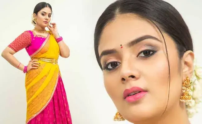 Anchor sreemukhi : అందమైన కుందనాల బొమ్మరా..! Anchor sreemukhi : అందమైన కుందనాల బొమ్మరా..!