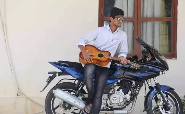 ఆన్‌లైన్‌లో పరిచయమైన మహిళ.. బ్లాక్‌ మెయిల్‌ చేయడంతో..