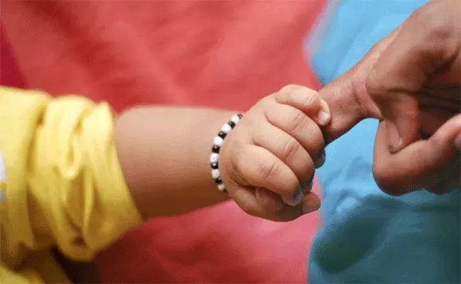 పాపం చిన్నారి.. జామకాయ ముక్క గొంతులో ఇరుక్కోవడంతో.. పాపం చిన్నారి.. జామకాయ ముక్క గొంతులో ఇరుక్కోవడంతో..