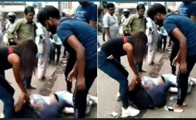 ఇద్దరమ్మాయిలకీ ఒకడే కావాలంట.. అందరూ చూస్తుండగా నడిరోడ్డుమీద..