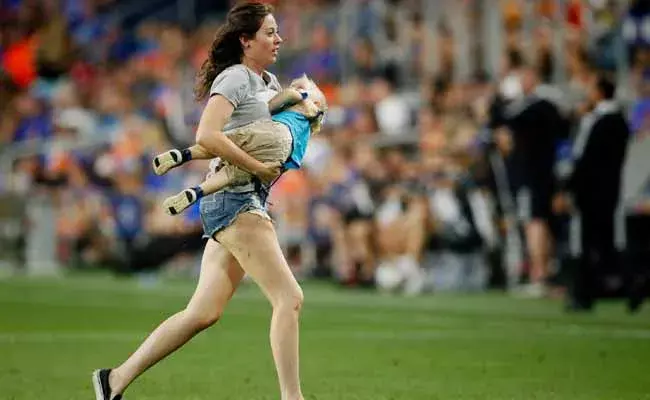 ఈ బుడ్డోడు మాములోడు కాదు..ఫుట్ బాట్ గ్రౌండ్లో తల్లిని.. ఈ బుడ్డోడు మాములోడు కాదు..ఫుట్ బాట్ గ్రౌండ్లో తల్లిని..