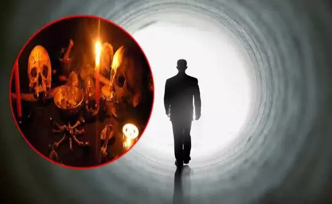 చనిపోయిన వ్యక్తిని బతికిస్తానంటూ శవం వద్ద పూజలు చనిపోయిన వ్యక్తిని బతికిస్తానంటూ శవం వద్ద పూజలు