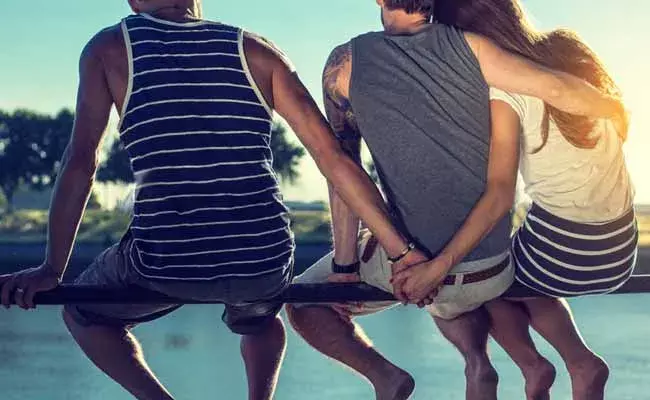 పక్కింటి వ్యక్తితో వివాహేతర బంధం.. 20ఏళ్ల తర్వాత బట్టబయలు..!