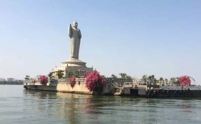 ట్యాంక్‌బండ్‌  వద్ద కలకలం.. ఆత్మహత్యకు యత్నించిన ఐదుగురు మహిళలు..!