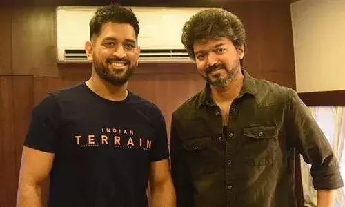 భవిష్యత్తులో ప్రధానిగా ధోని.. సీఎంగా విజయ్.. ఫోటోలు వైరల్