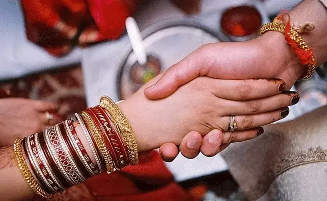 కట్నం కోసం కవల సోదరుడనని కట్టు కథ చెప్పి రెండో పెళ్లికి.. కట్నం కోసం కవల సోదరుడనని కట్టు కథ చెప్పి రెండో పెళ్లికి..