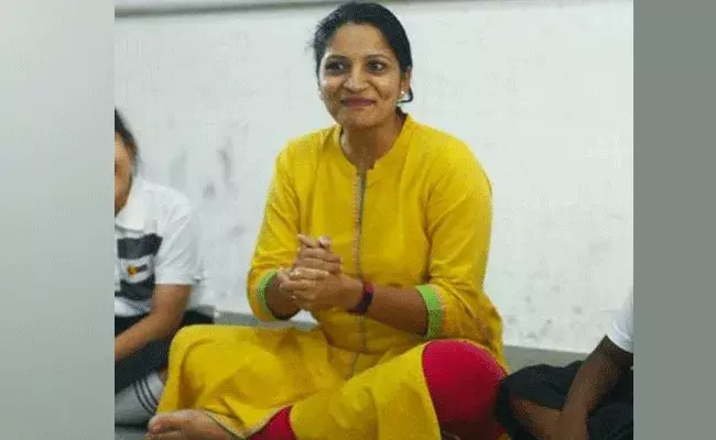 ఆన్‌లైన్‌లో కథలు చెబుతూ.. ఇంట్లో ఉండే డబ్బు సంపాదిస్తూ..