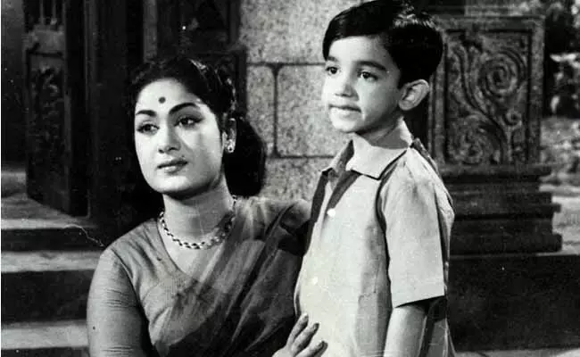 మహానటితో ఉన్న ఈ చిన్నారిని గుర్తుపట్టారా..? ఇప్పుడు సౌత్లో స్టార్ హీరో మహానటితో ఉన్న ఈ చిన్నారిని గుర్తుపట్టారా..? ఇప్పుడు సౌత్లో స్టార్ హీరో